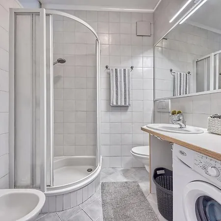 Zentral Gelegenes Mit Garage&kleinem Außenbereich Apartment